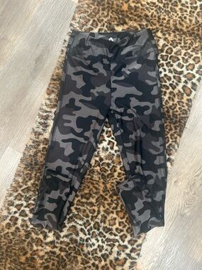 women’s Black Gray Camo Active Leggings
